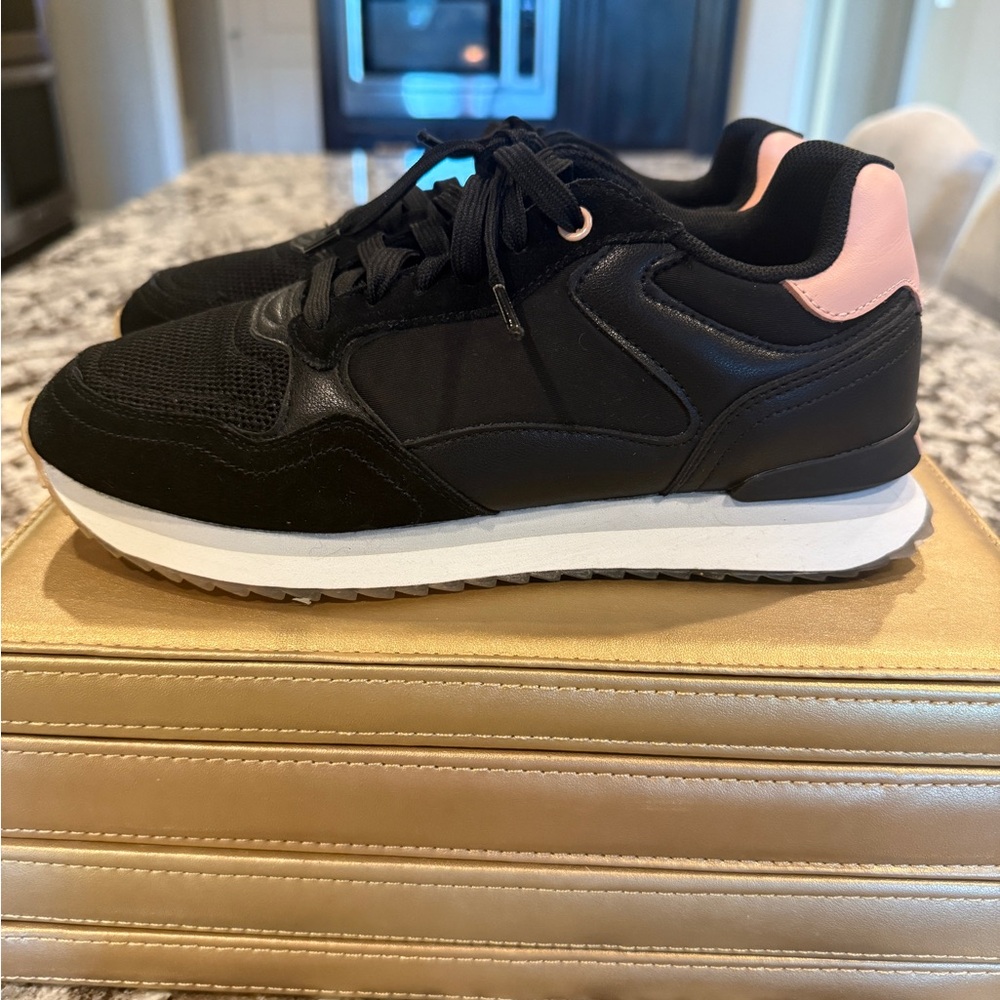 HOFF New York City athletic walking shoe, black, size 8